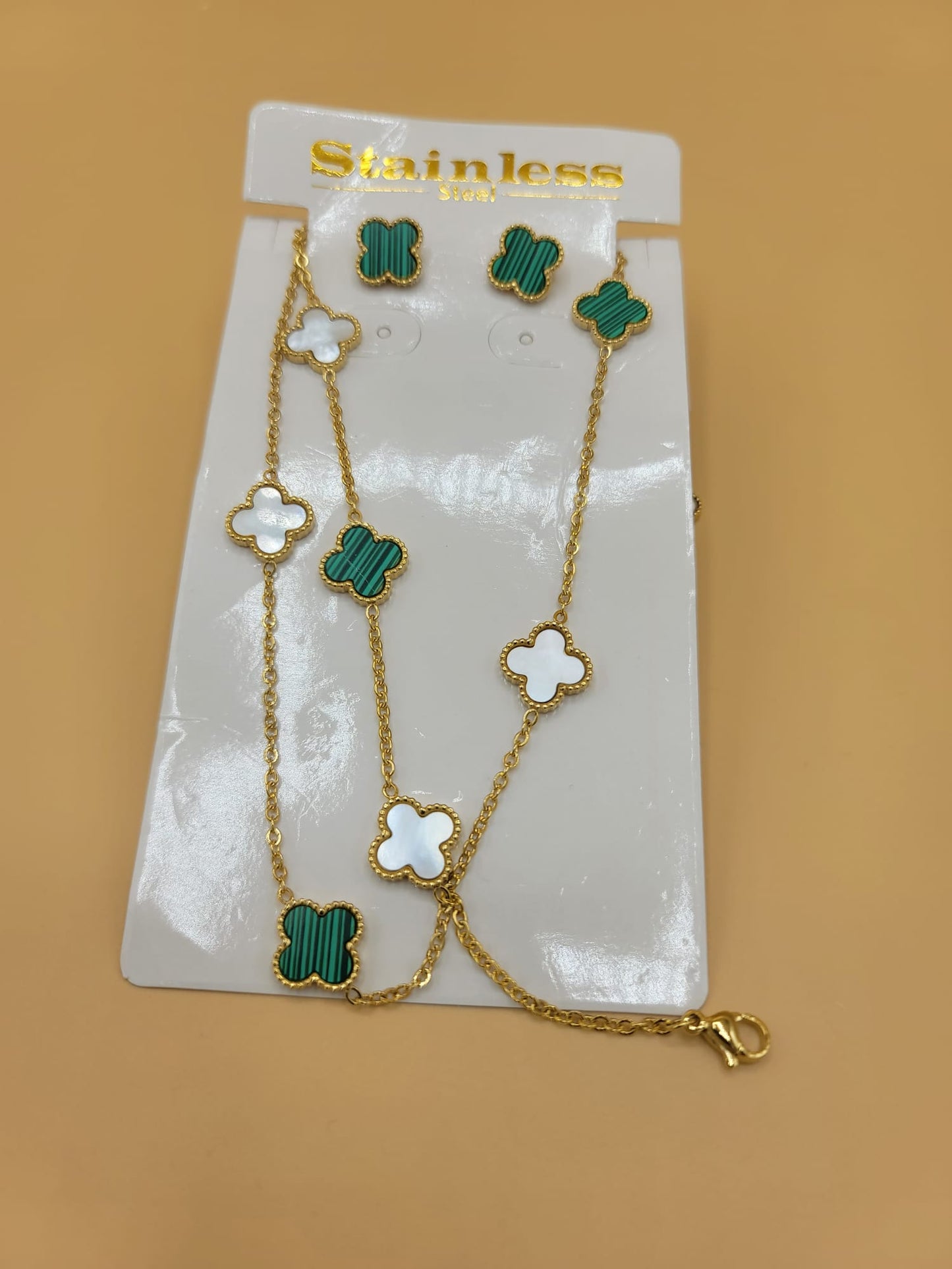 Set de trébol verde y blanco collar-brazalete-aretes