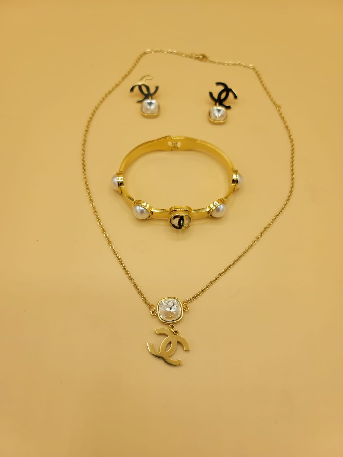 Set CC dorado, con perlas y piedras