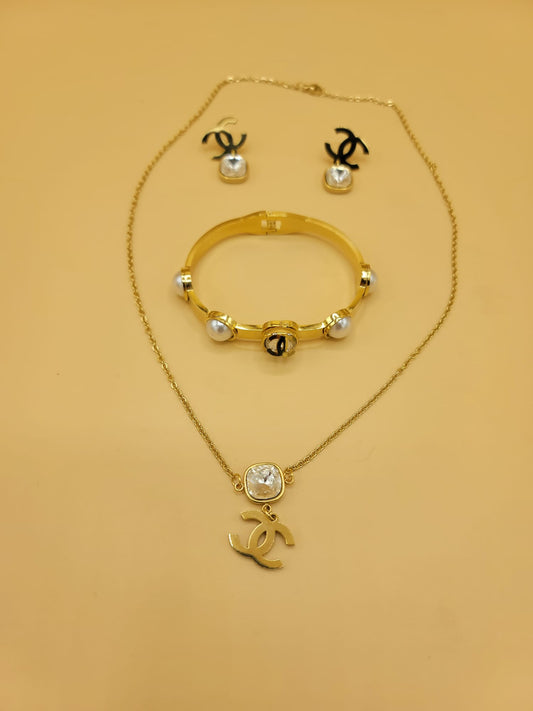 Set CC dorado, con perlas y piedras